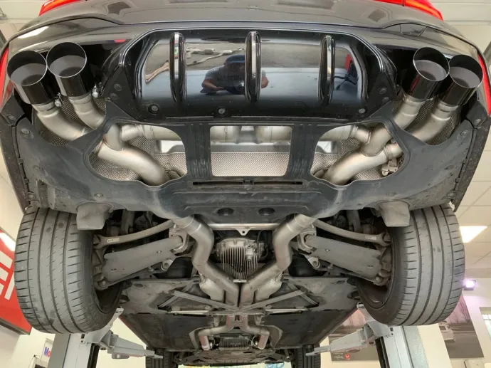Teljes sportkipufogórendszer egy BMW alatt, a legális beépítés után – Fotó: O.CT Tuning